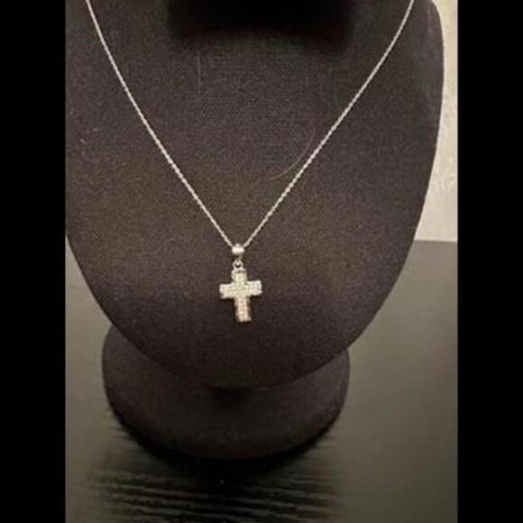 Timeless Elegance Silver Cross Pendant Necklace - Picture 4 of 4